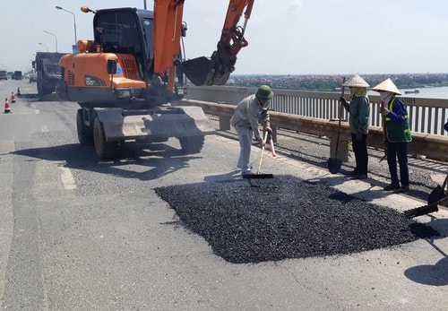 Sau nhiều lần thi công sửa chữa, mặt cầu Thăng Long vẫn xuất hiện những hư hỏng. Ảnh: TL