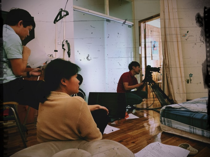 Ê-kíp của Ban Truyền hình Đối ngoại đang thực hiện bộ phim (Ảnh: VTV)