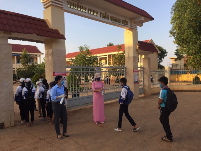 Học sinh Trường THCS Trần Quang Diệu, xã Ea Kuêh, Cư M'gar, Đăk Lăk đến trường sẽ được đo thân nhiệt và rửa tay sát khuẩn