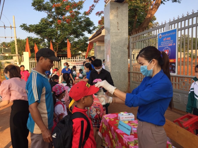 Học sinh đi học trở lại sau thời gian nghỉ học để phòng, chống dịch COVID -19