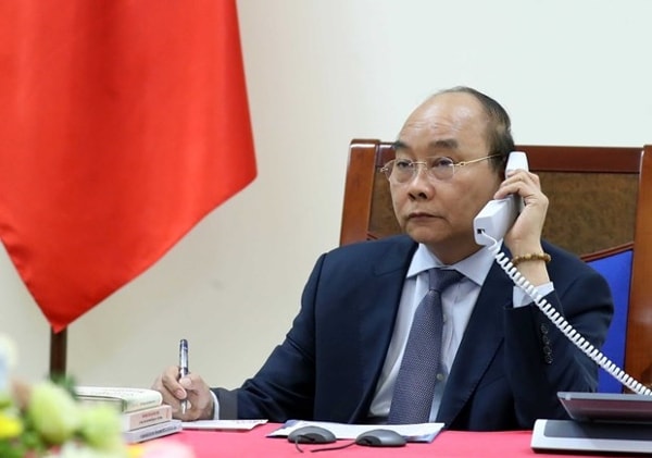 Thủ tướng Nguyễn Xuân Phúc điện đàm với Thủ tướng Nhật Bản Abe Shinzo. Ảnh: TTXVN
