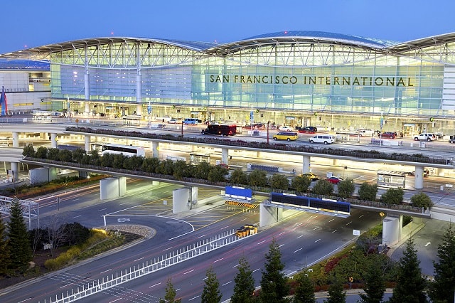 Nhiều công dân Việt Nam đã di chuyển tới sân bay quốc tế San Francisco (California, Mỹ) chờ chuyến bay để về nước.