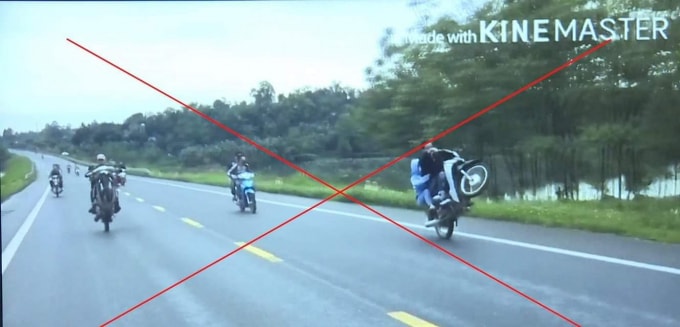Nhiều thanh thiếu niên điều khiển xe mô tô phóng nhanh, lạng lách, bốc đầu.