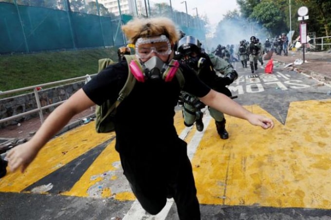 Một sinh viên biểu tình chạy trốn khỏi khuôn viên đại học Hong Kong. Ảnh: Reuters
