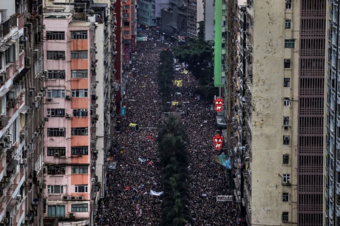 Hàng chục nghìn người xuống đường biểu tình ở Hong Kong. Ảnh: Reuters
