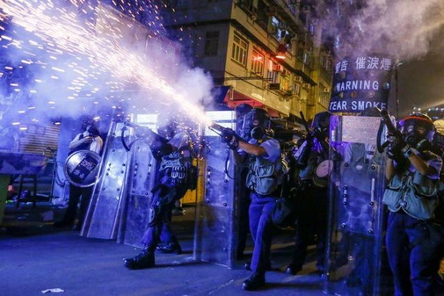 Cảnh sát bắn bom cay và đạn cao su vào người biểu tình Hong Kong. Ảnh: Reuters
