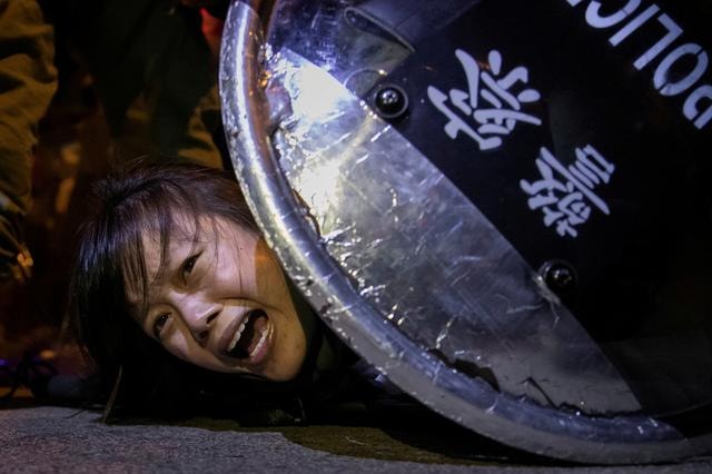 Một người biểu tình bị cảnh sát bắt tại Mong Kok hồi tháng 9 năm ngoái. Ảnh: Reuters