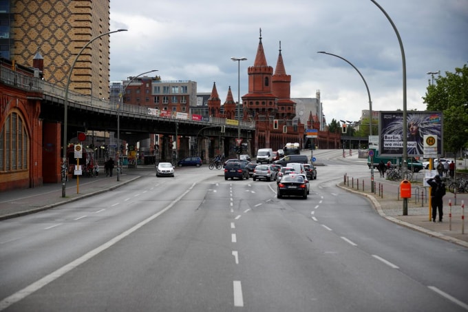 Đường phố Berlin dần đông đúc trở lại sau khi các lệnh cách ly được nới lỏng. Ảnh: Reuters