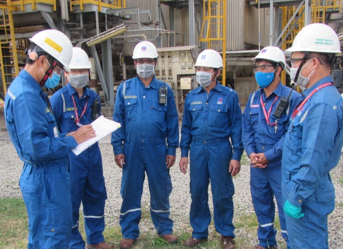 Thảo luận nhóm về văn hóa an toàn trước mỗi ca làm việc.