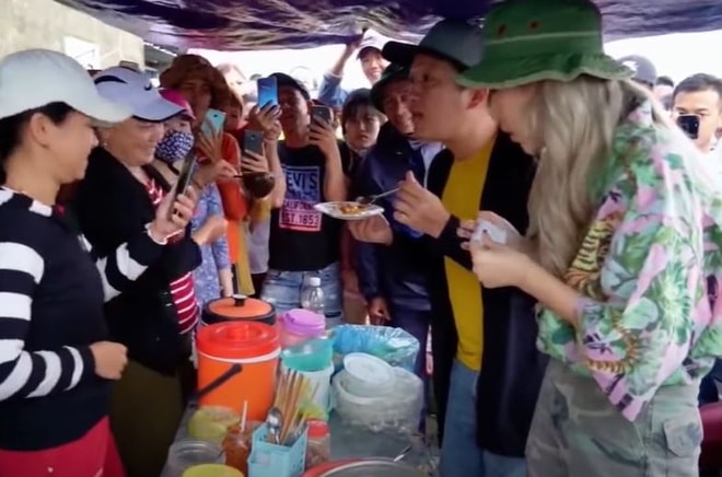 Người dân vây quanh Trường Giang và Quỳnh Anh Shyn.