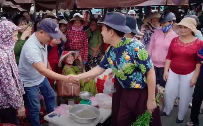 Trường Giang bắt tay vui vẻ với người dân ở chợ quê Quảng Nam.