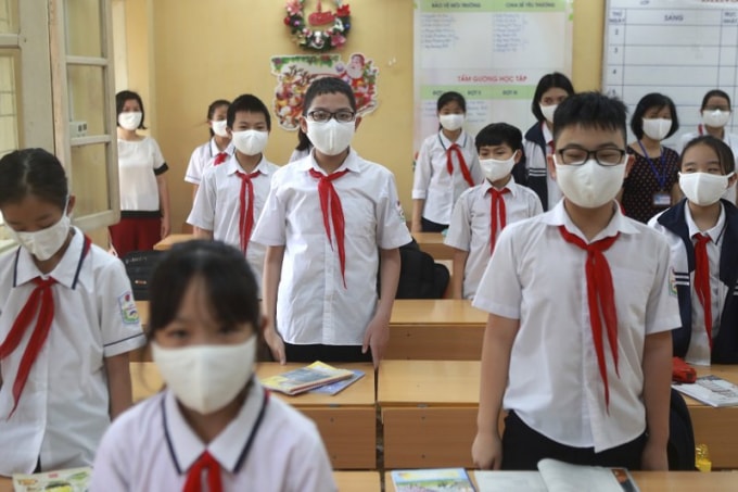 Hàng triệu học sinh Việt Nam quay lại trường học sau 3 tháng nghỉ ở nhà. Ảnh: Hau Dinh/AP