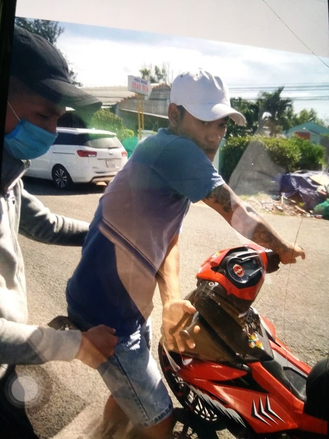 Các đối tượng chặn xe ô tô chở ông Hướng đi tác nghiệp giữa đường. Ảnh do ông Hướng cung cấp.