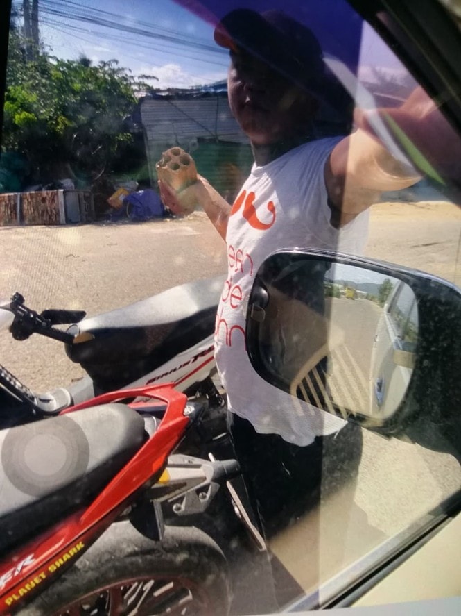 Các đối tượng đe doạ, dùng gạch đập vỡ kính xe ô tô chở ông Hướng đi tác nghiệp. Ảnh do ông Hướng cung cấp.