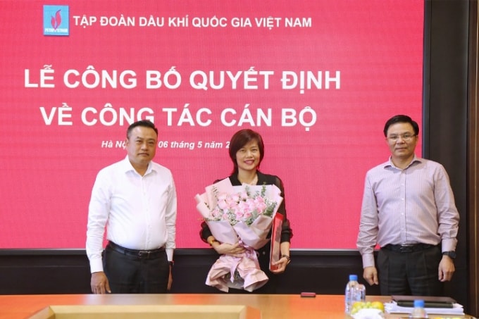 Lãnh đạo Tập đoàn trao quyết định và chúc mừng bà Cao Thị Thành Lợi