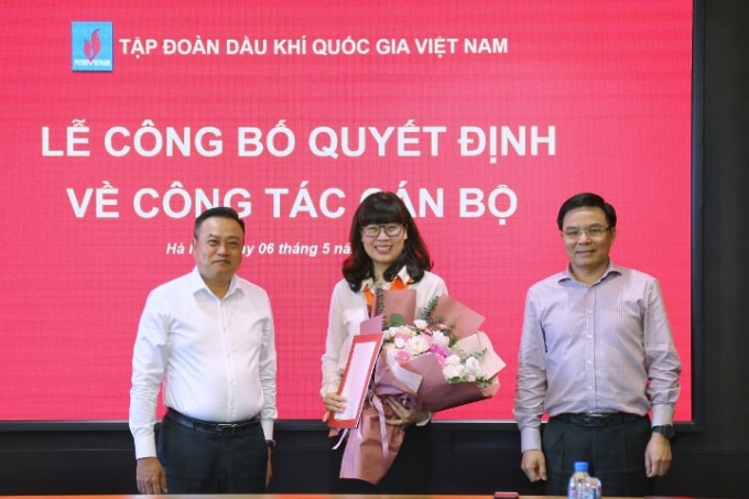 Lãnh đạo Tập đoàn trao quyết định và chúc mừng bà Nguyễn Thị Thủy Tiên