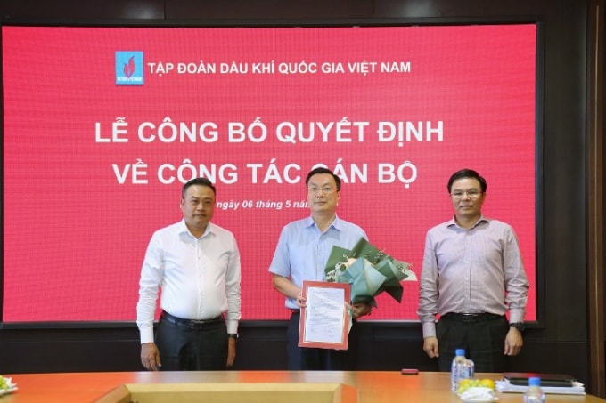 Lãnh đạo Tập đoàn trao quyết định và chúc mừng ông Đoàn Linh