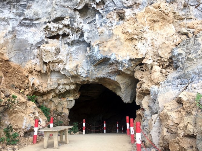 Hang nằm ở vị trí cao khoảng 1.000m so với mực nước biển, có chiều sâu trên 800m, chia làm 3 khoang.