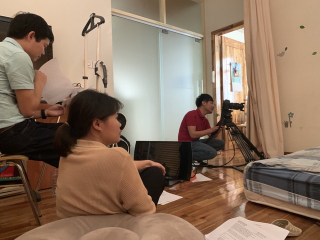 Đạo diễn - biên kịch - BTV Trần Xuân (áo vàng) và ê-kíp sản xuất trong một cảnh quay.