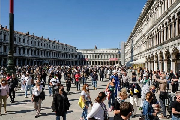 Nhiều người dân Italia tụ tập tại Quảng trường St.Mark ở thành phố Venice. Ảnh: Reuters