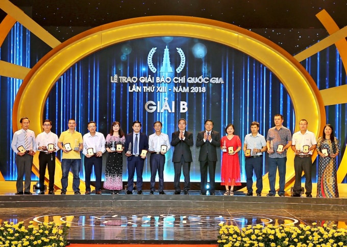Nhà báo Hòa Văn(ngoài cùng bên trái) nhận giải B GBCQG 2018.