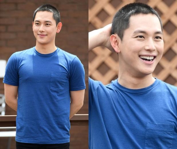 Các fan vô cùng thích thú khi nhìn mỹ nam đẹp thư sinh này xuất hiện với mái tóc được cạo gọn trong ngày nhập ngũ.
