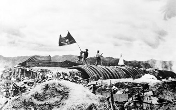 Chiều 7/5/1954, lá cờ “Quyết chiến - Quyết thắng” của QĐND Việt Nam tung bay trên nóc hầm tướng De Castries đánh dấu chiến dịch lịch sử Điện Biên Phủ toàn thắng. Ảnh: Tư liệu TTXVN