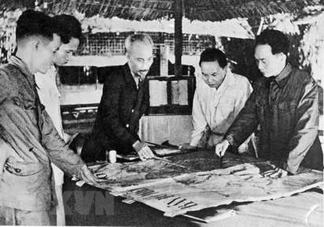 Ngày 6/12/1953, Bộ Chính trị tổ chức cuộc họp dưới sự chủ trì của Chủ tịch Hồ Chí Minh để nghe Tổng Quân ủy báo cáo và duyệt lần cuối kế hoạch tác chiến Đông-Xuân 1953-1954, đồng thời quyết định mở Chiến dịch Điện Biên Phủ với quyết tâm tiêu diệt bằng được tập đoàn cứ điểm này. (Ảnh: Tư liệu TTXVN)