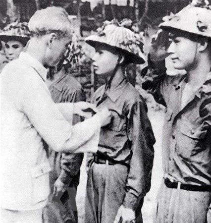 Chủ tịch Hồ Chí Minh thưởng huy hiệu cho các chiến sỹ lập nhiều chiến công trong chiến dịch Điện Biên Phủ. (Ảnh: Tư liệu TTXVN)
