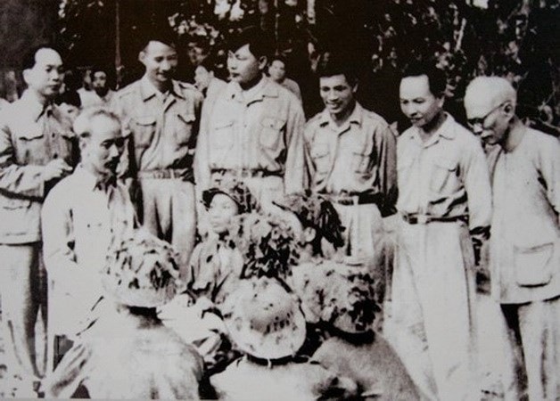 Thiếu tướng Hoàng Văn Thái (hàng sau, thứ hai từ trái sang, đứng cạnh Đại tướng Võ Nguyên Giáp) cùng Bác Hồ tới thăm hỏi, động viên cán bộ, chiến sỹ lập thành tích xuất sắc trong Chiến dịch Điện Biên Phủ năm 1954. (Ảnh: Tư liệu/TTXVN phát)