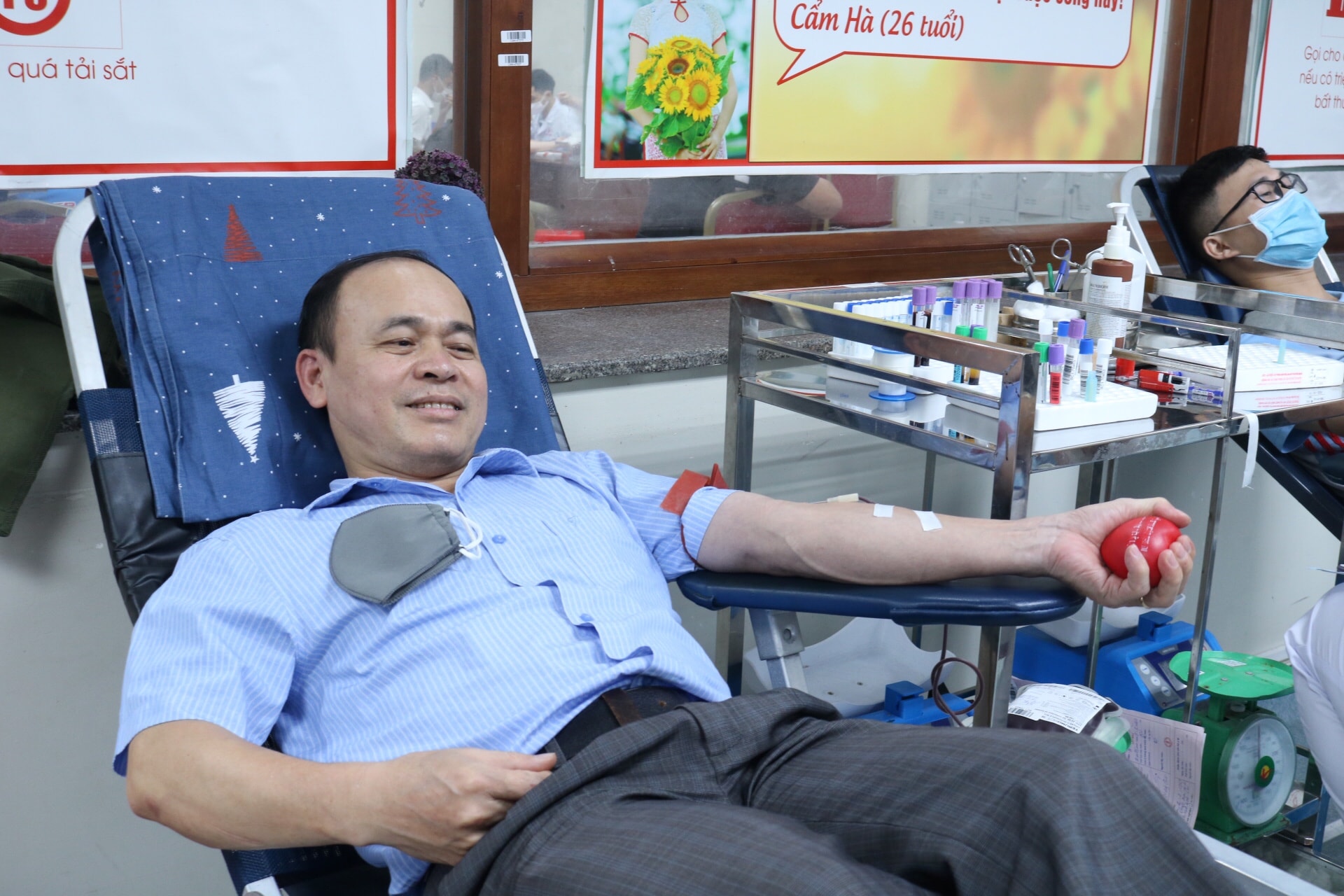 Đồng chí Trần Hồng Quân - Phó Chủ tịch Công đoàn Cơ quan Trung ương Hội Nhà báo Việt Nam tham gia hiến máu