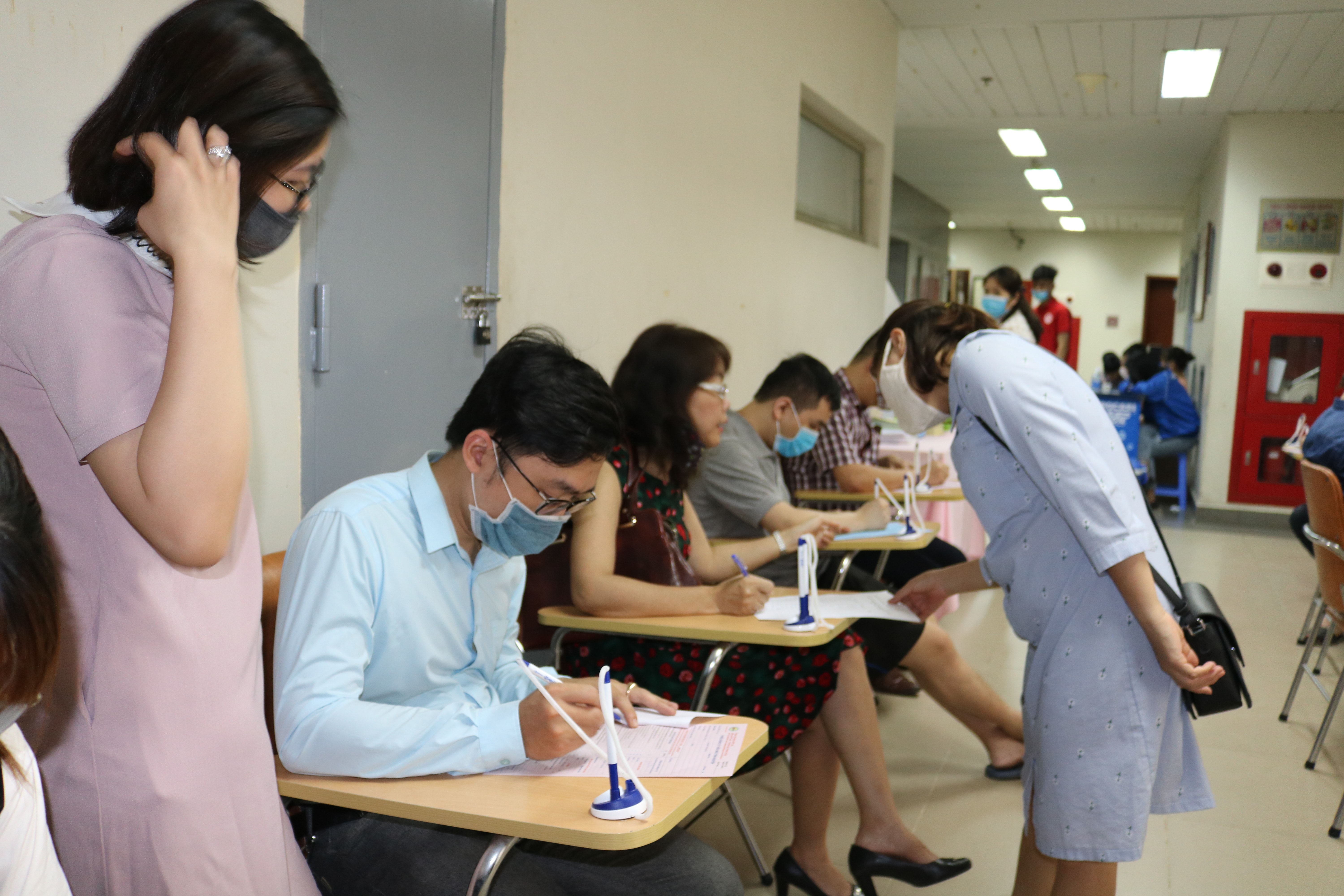 Mọi người đều phải khai đầy đủ thông tin cá nhân cần thiết trước khi vào phòng xét nghiệm máu.