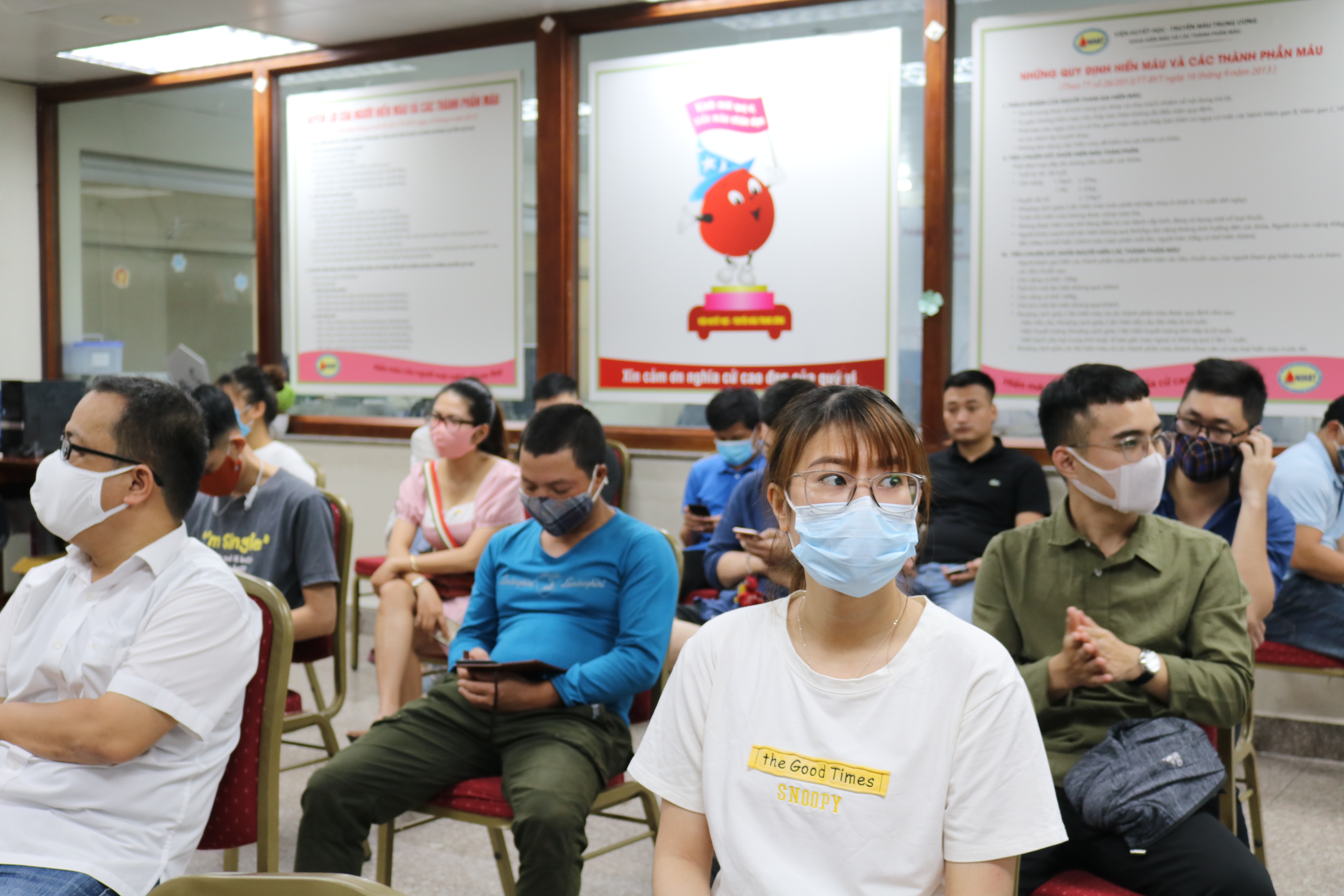 Tất cả mọi người tham gia hiến máu đều có ý thức thực hiện đeo khẩu trang để đảm bảo an toàn trong mùa dịch COVID-19.
