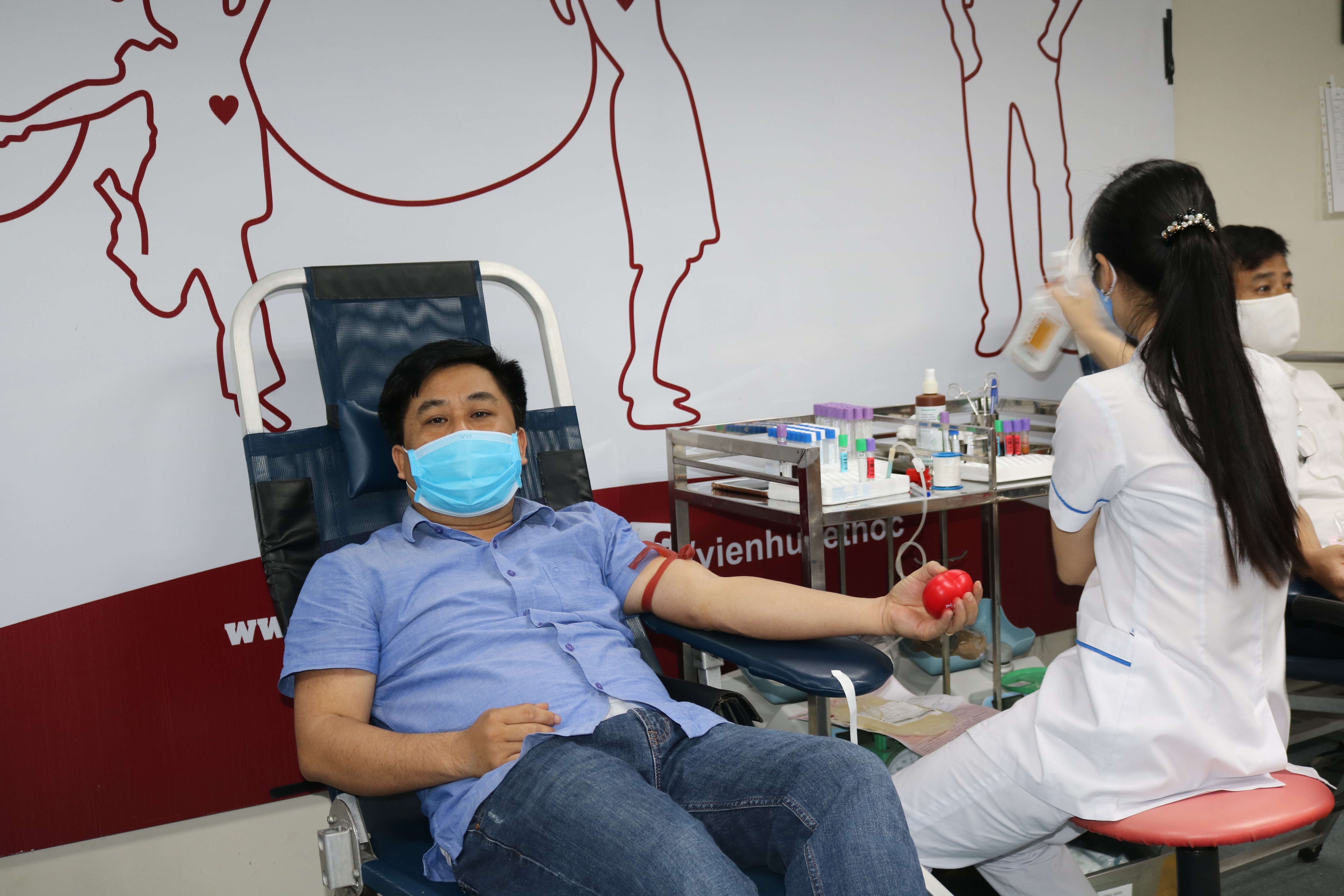 Với việc mỗi người tham gia hiến máu sẽ góp một phần rất quan trọng nhằm bổ sung lượng máu hằng năm cho các cơ sở y tế, giúp cứu sống nhiều bệnh nhân.