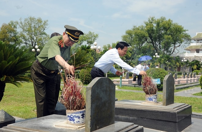 Bộ trưởng Tô Lâm và Đoàn công tác dâng hương tưởng nhớ các Anh hùng liệt sỹ tại Nghĩa trang quốc gia A1. Ảnh: CAND