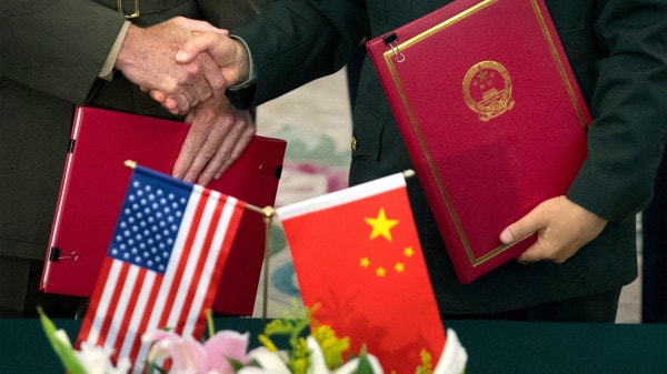 Tổng thống Trump đe dọa cắt giao dịch thương mại với Trung Quốc - Ảnh: Reuters