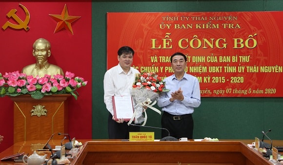 Ông Trần Quốc Tỏ trao Quyết định chuẩn y chức vụ Ủy viên, Phó Chủ nhiệm UBKT Tỉnh ủy Thái Nguyên, nhiệm kỳ 2015 - 2020 cho ông Phan Thanh Hà