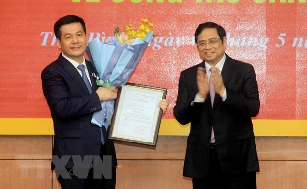 Trưởng ban Tổ chức Trung ương Phạm Minh Chính trao quyết định cho ông Nguyễn Hồng Diên. Ảnh: TTXVN