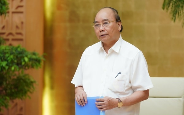 Thủ tướng Nguyễn Xuân Phúc chủ trì cuộc họp nghe Ban Chỉ đạo quốc gia báo cáo tình hình dịch COVID-19 và các biện pháp mới. Ảnh: VGP