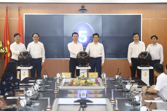 Phó Thủ tướng Vũ Đức Đam, Bộ trưởng Bộ Thông tin và Truyền thông Nguyễn Mạnh Hùng, VNPost... khai trương nền tảng Vpostcode. Ảnh: VGP