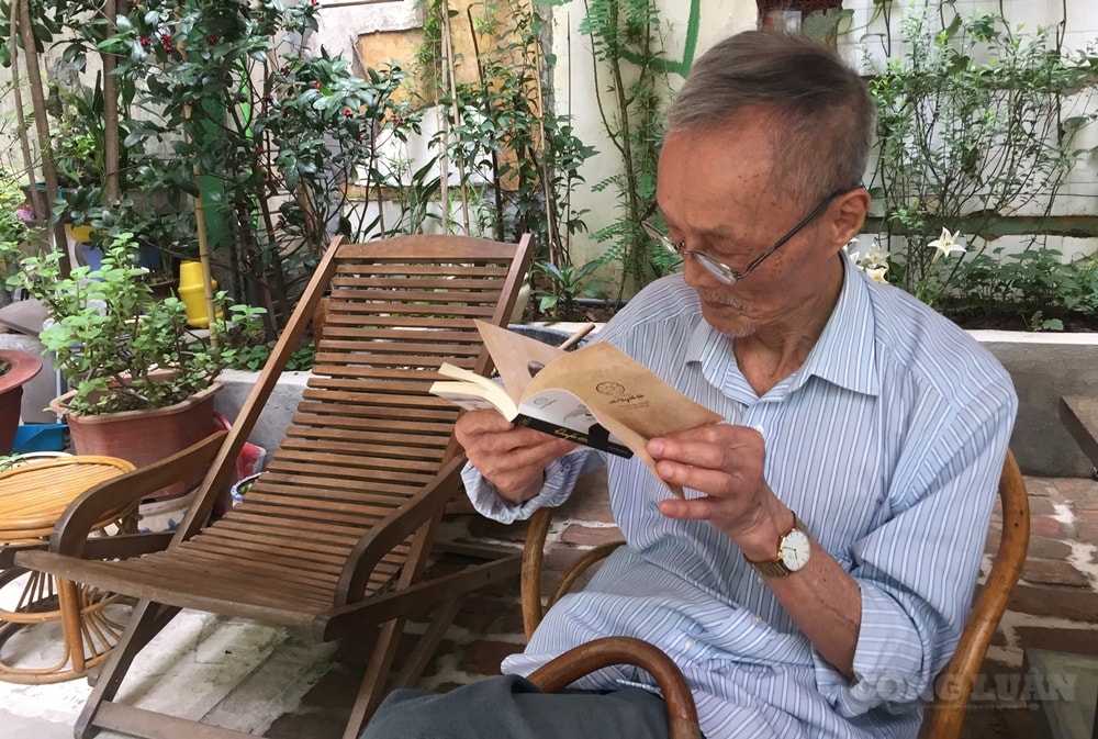 Nhà báo lão thành Nguyễn Khắc Tiếp, Báo Quân đội Nhân dân vẫn luôn giữ thói quen bên những trang sách, bài báo.