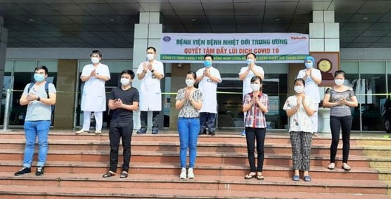 Các bệnh nhân Covid-19 được Bệnh viện Bệnh nhiệt đới Trung ương công bố khỏi bệnh vào chiều 8/5. Ảnh TL.
