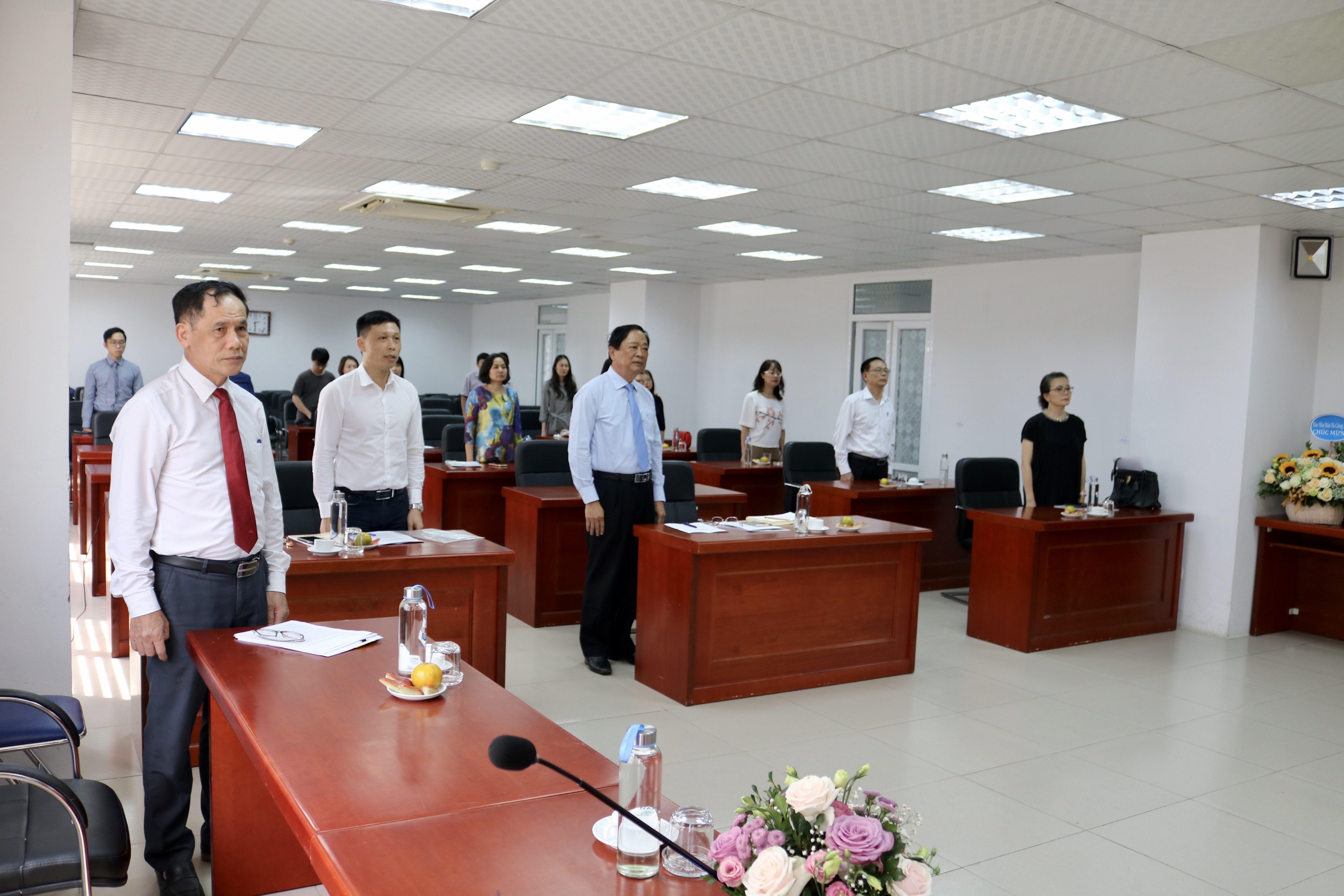 Các đồng chí tham dự Đại hội làm lễ chào cờ.