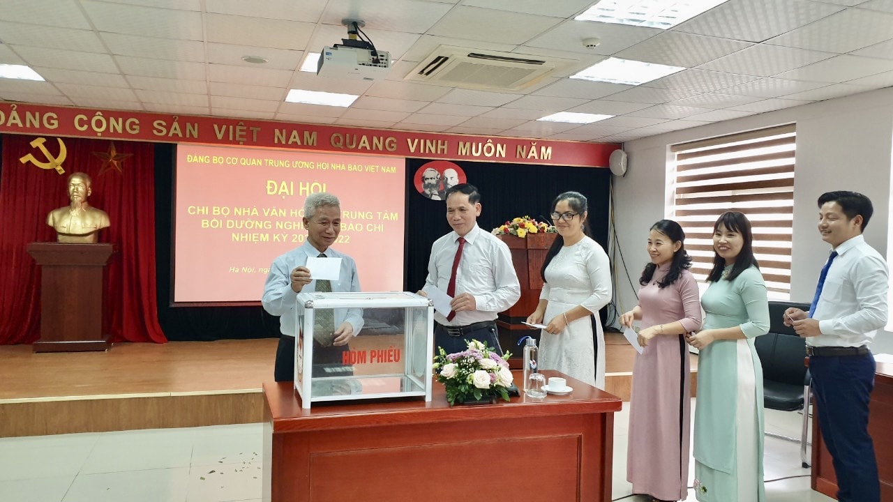 Đại hội đã tiến hành bỏ phiếu kín để bầu ra Bí thư Chi bộ khóa mới.