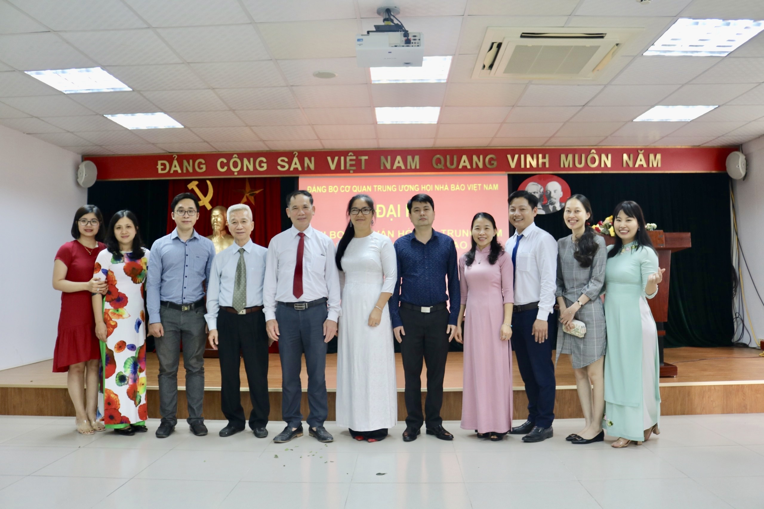 Các đồng chí tham dự Đại hội chụp ảnh lưu niệm.