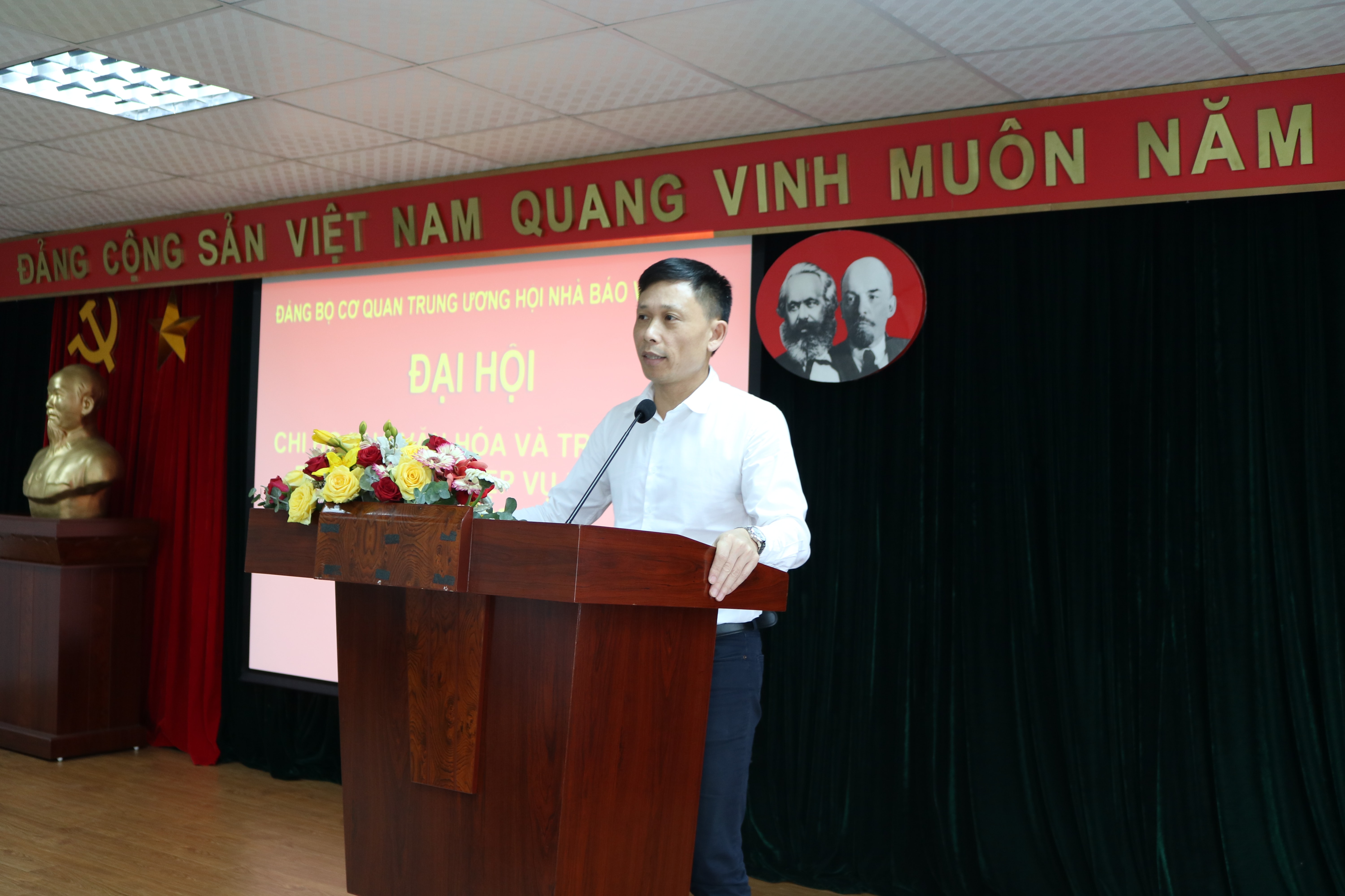 Đồng chí Nguyễn Thành Lợi, Ủy viên Đảng ủy Cơ quan Trung ương Hội Nhà báo Việt Nam, Tổng Biên tập Tạp chí Người Làm báo phát biểu tại Đại hội.