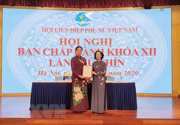 Bà Trương Thị Mai, Ủy viên Bộ Chính trị, Bí thư Trung ương Đảng, Trưởng Ban Dân vận Trung ương tặng hoa chúc mừng bà Hà Thị Nga, Chủ tịch Hội Liên hiệp phụ nữ Việt Nam. (Ảnh: Phương Hoa/TTXVN)
