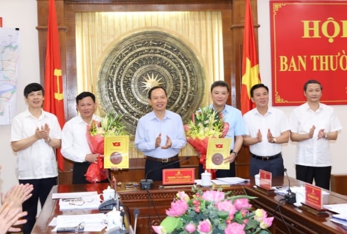 Thường trực Tỉnh ủy Thanh Hóa chúc mừng ông Lê Anh Xuân và ông Nguyễn Văn Thi được Ban Bí thư Trung ương Đảng chuẩn y vào Ban Thường vụ Tỉnh ủy. Ảnh: M. Hiếu