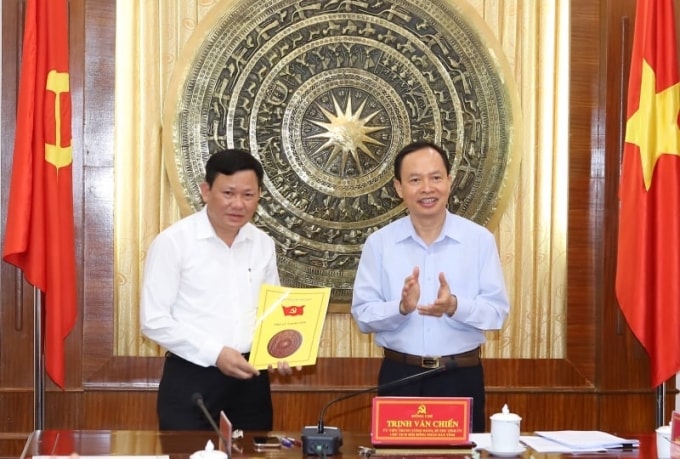 Thừa ủy quyền của Ban Bí thư Trung ương Đảng, ông Trịnh Văn Chiến, Bí thư Tỉnh ủy Thanh Hóa trao quyết định chuẩn y Ủy viên Ban Thường vụ Tỉnh ủy đối với ông Nguyễn Văn Thi, Trưởng Ban quản lý khu Kinh tế Nghi Sơn và Các khu Công nghiệp. Ảnh: M. Hiếu