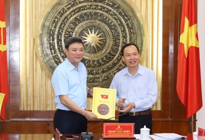 Thừa ủy quyền của Ban Bí thư Trung ương Đảng, ông Trịnh Văn Chiến, Bí thư Tỉnh ủy Thanh Hóa trao quyết định về việc chuẩn y Ủy viên Ban Thường vụ Tỉnh ủy đối với ông Lê Anh Xuân, Bí thư Thành ủy TP. Thanh Hóa. Ảnh: M. Hiếu